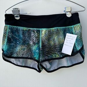 Lululemon Speed Short
2016 Seawheeze - Mo Money Bali Breeze / Black- Size 6